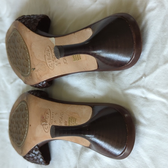 Slide into these weaved heeled sandles - Picture 6 of 6